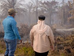 Turun ke Lokasi Gambut, Bupati Kasmarni Ikut Padamkan Karhutla di Sungai Meranti 6 IMG 20260908 221140 661